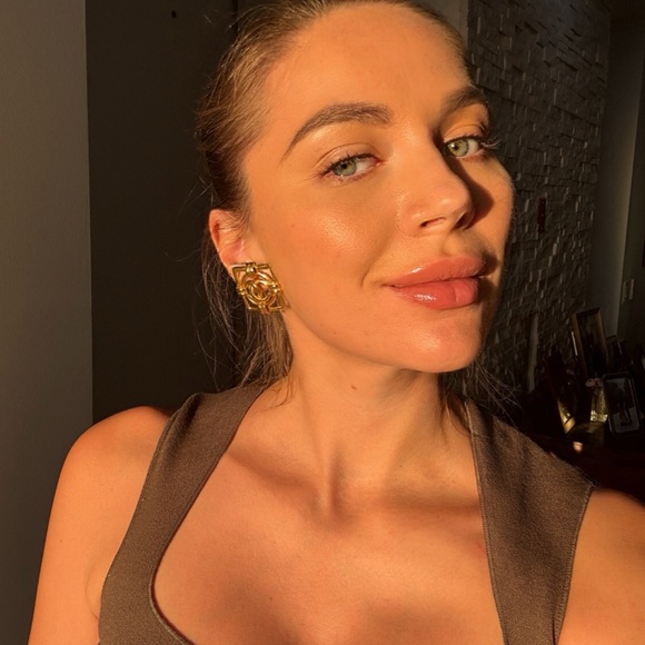 LOT 2065a 24K gold plated CHANEL vintage square CC logo clip on earrings - Picture 9 of 9